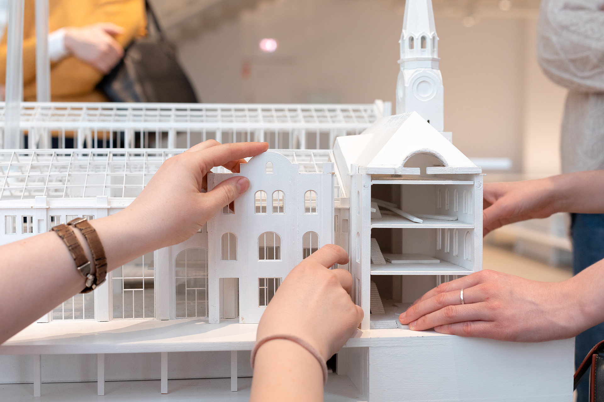 Тур для слепых и слабовидящих в Доме культуры «ГЭС-2»