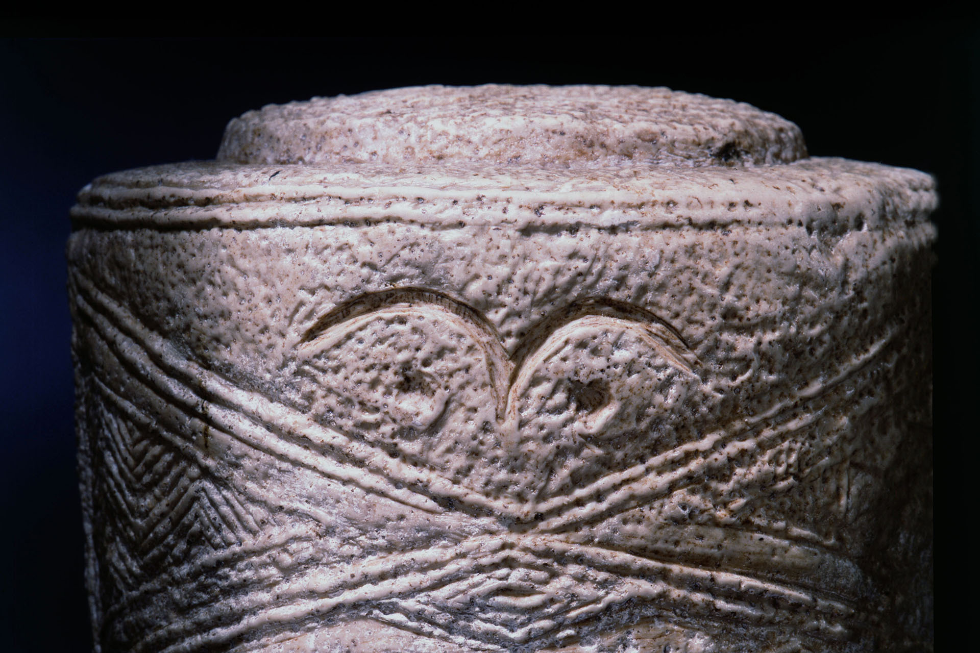 Один из трёх фолктонских барабанов, найденных в детском захоронении в кургане, раскопанном Уильямом Гринвеллом в 1889 году