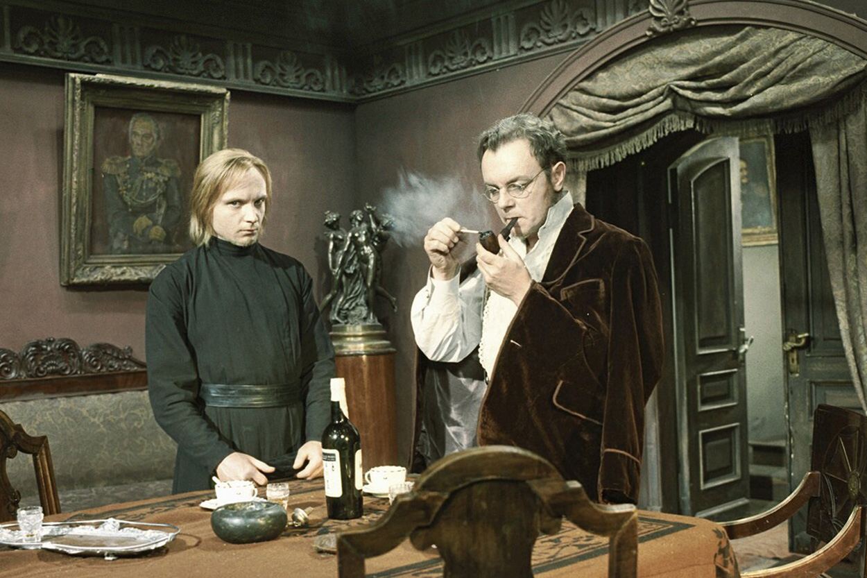 Андрей Мягков в роли Алёши Карамазова и Кирилл Лавров в роли Ивана Карамазова, кадр из фильма «Братья Карамазовы»