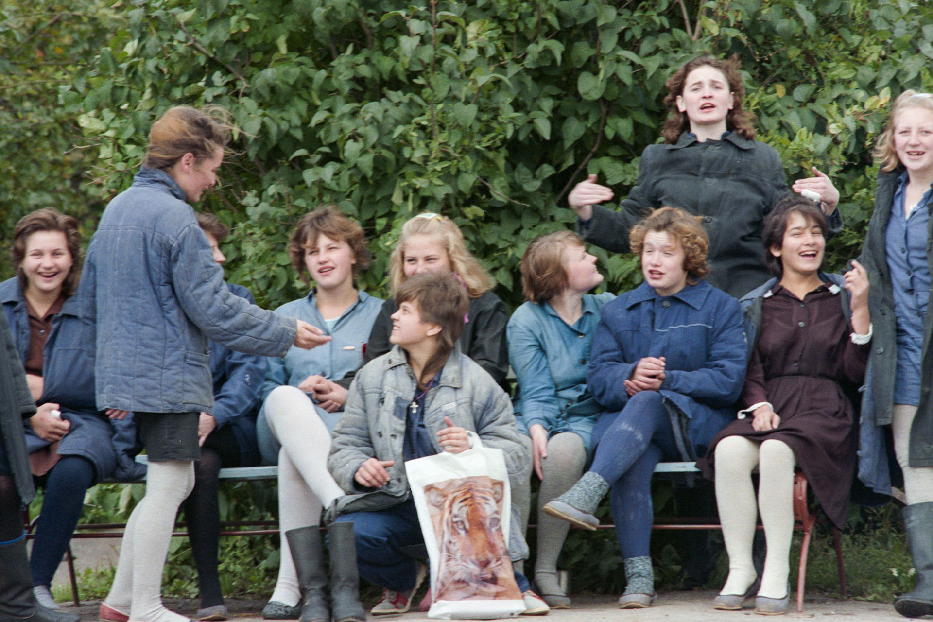 Заключённые женской воспитательно-трудовой колонии для несовершеннолетних в Рязанской области на прогулке во дворе