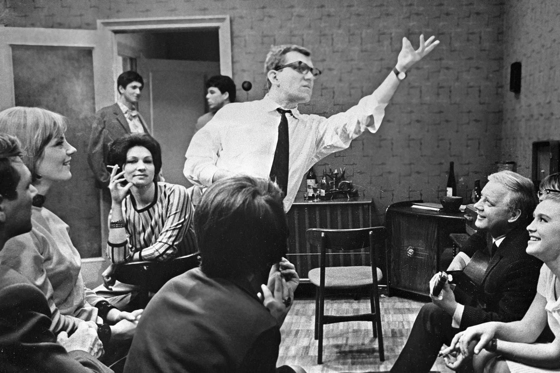 Александр Митта в роли Владика (в центре), Юрий Визбор в роли Алика (справа) в сцене из фильма Марлена Хуциева «Июльский дождь»