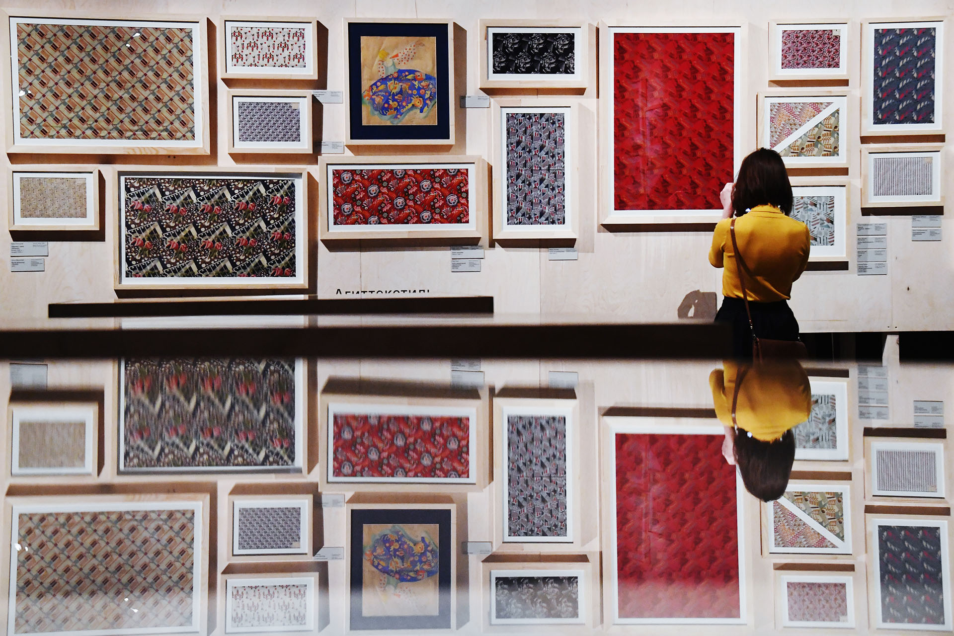 Экспозиция тканей на выставке «ВХУТЕМАС 100. Школа авангарда» в Музее Москвы