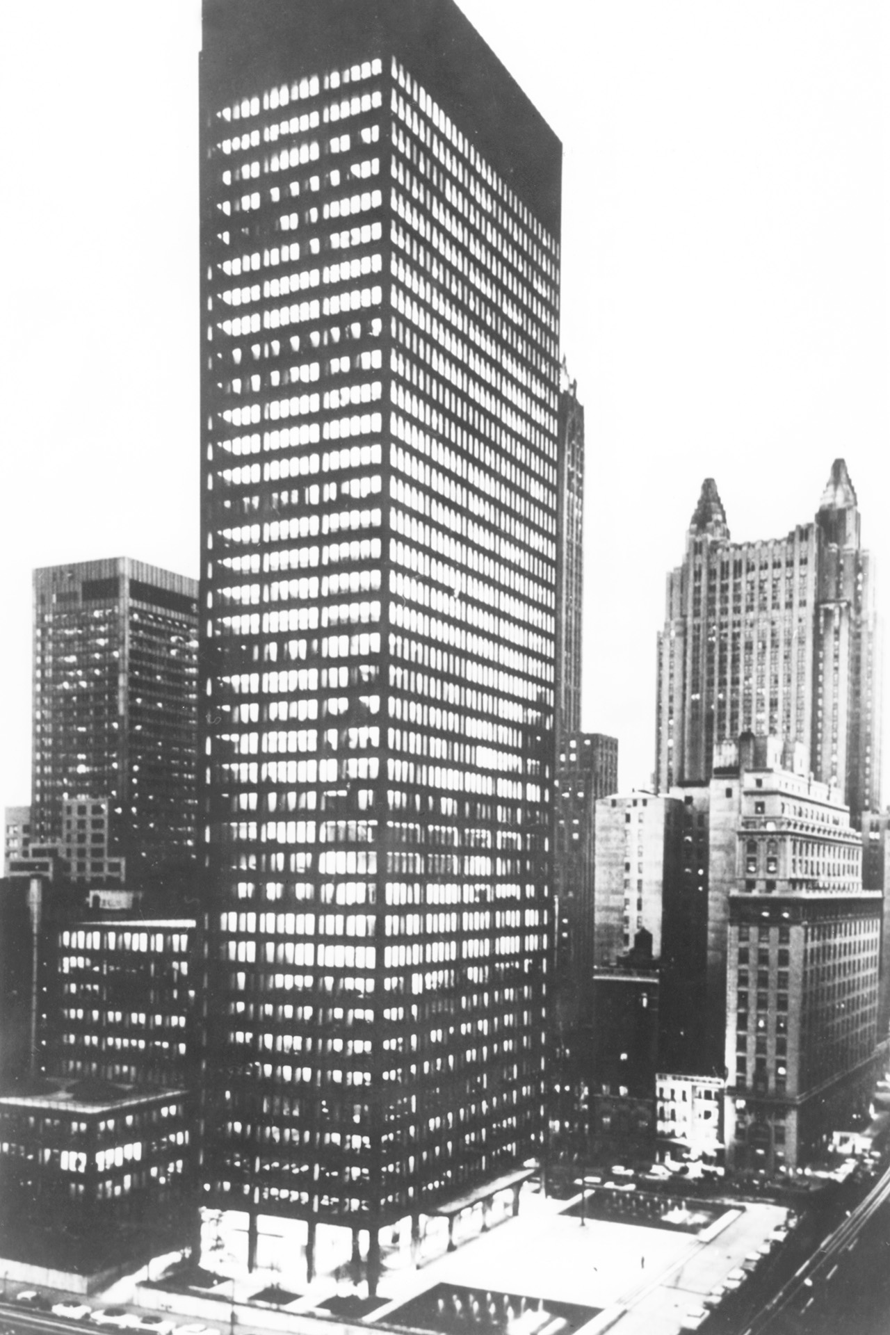 Сигрем-билдинг в Нью-Йорке, здание спроектировано архитекторами — Людвигом Мис ван дер Роэ и Филиппом Джонсоном