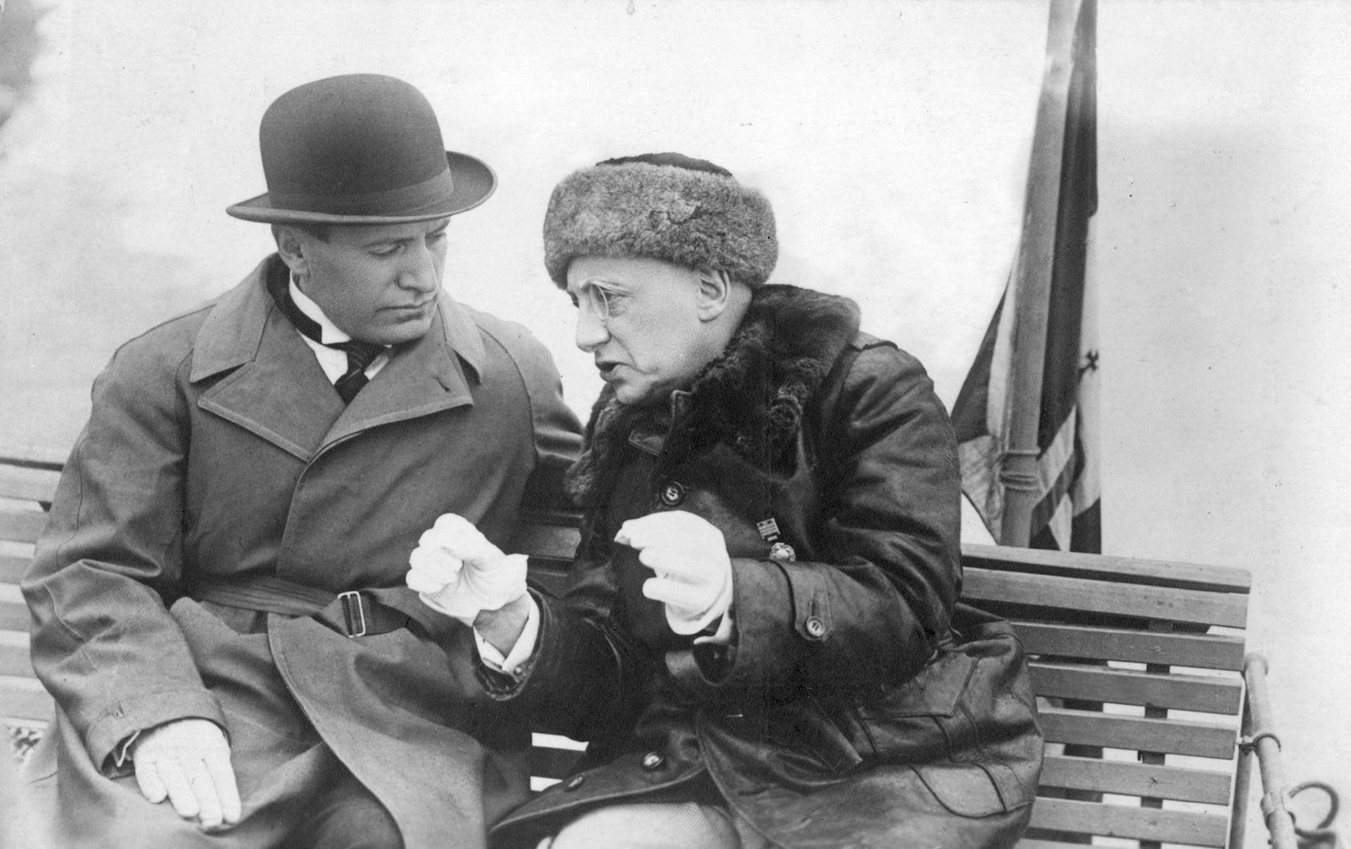 Д'Аннунцио (справа) с Бенито Муссолини