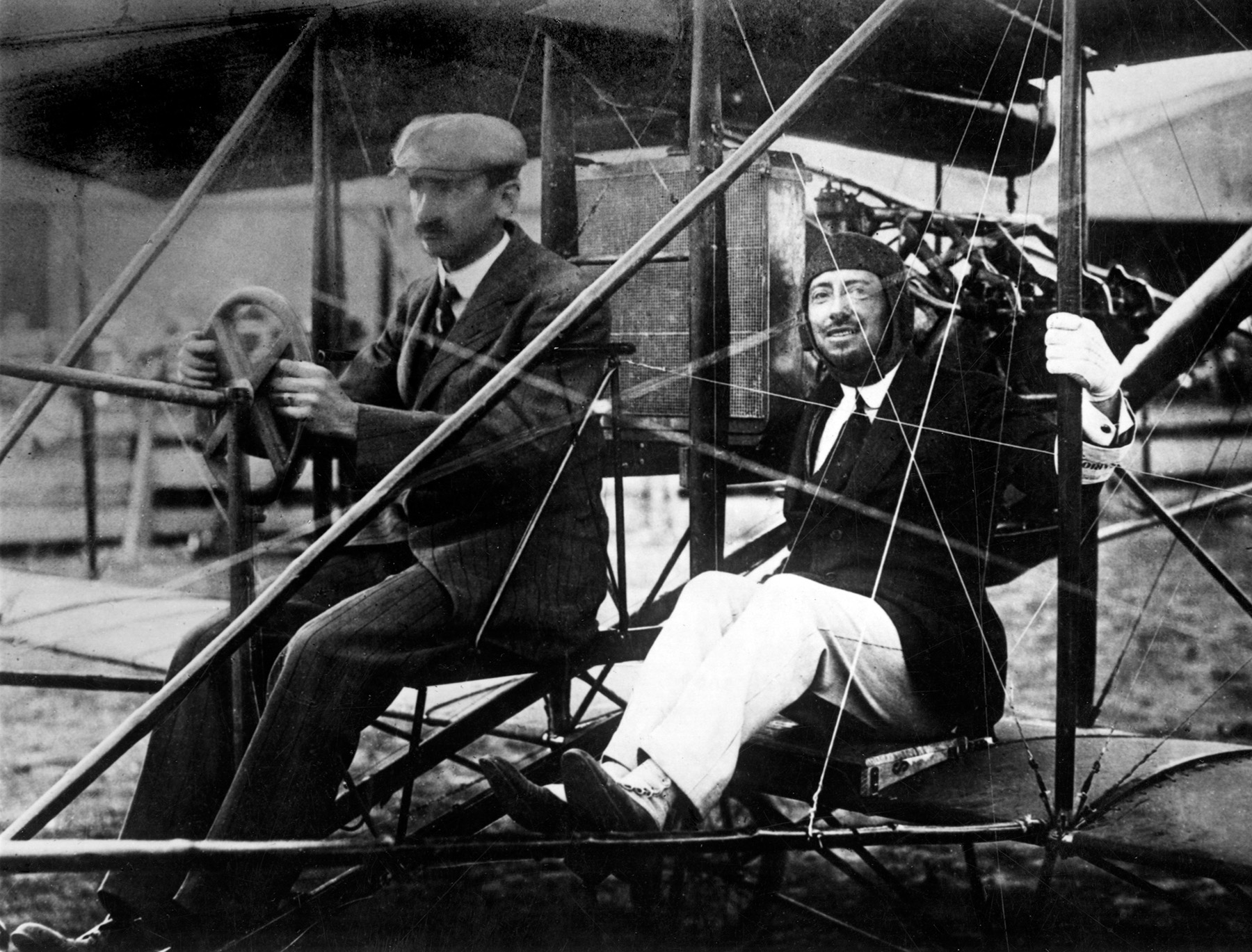 Габриэле Д'Аннунцио сидит в самолёте позади американского лётчика Гленна Хаммонда Кёртисса, 1909 год