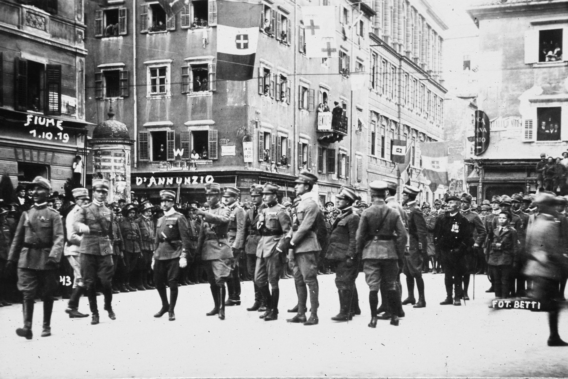 Д'Аннунцио с соратниками на улице города Фиуме, 1919 год