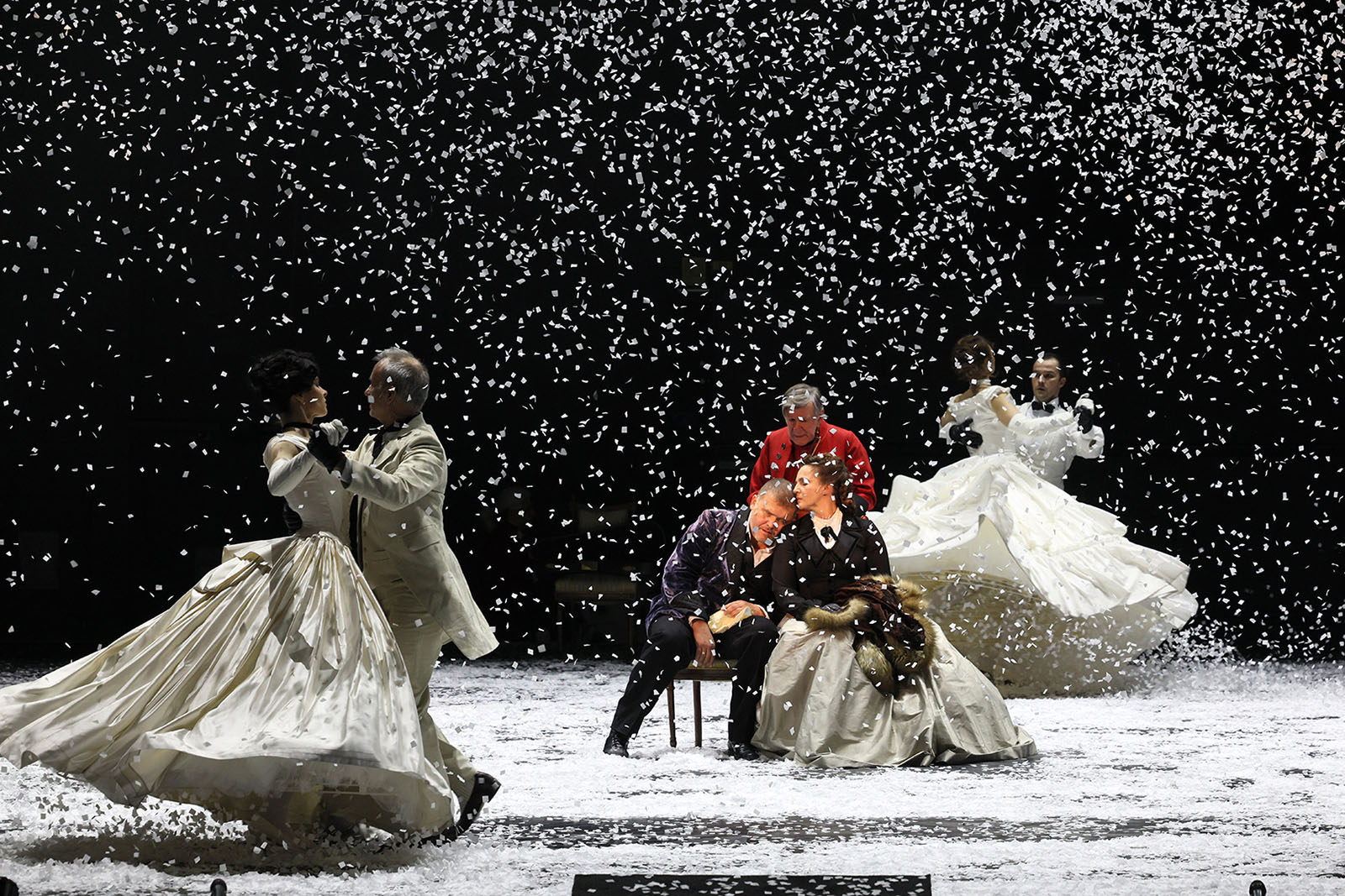 Сцена из спектакля «Анна Каренина»