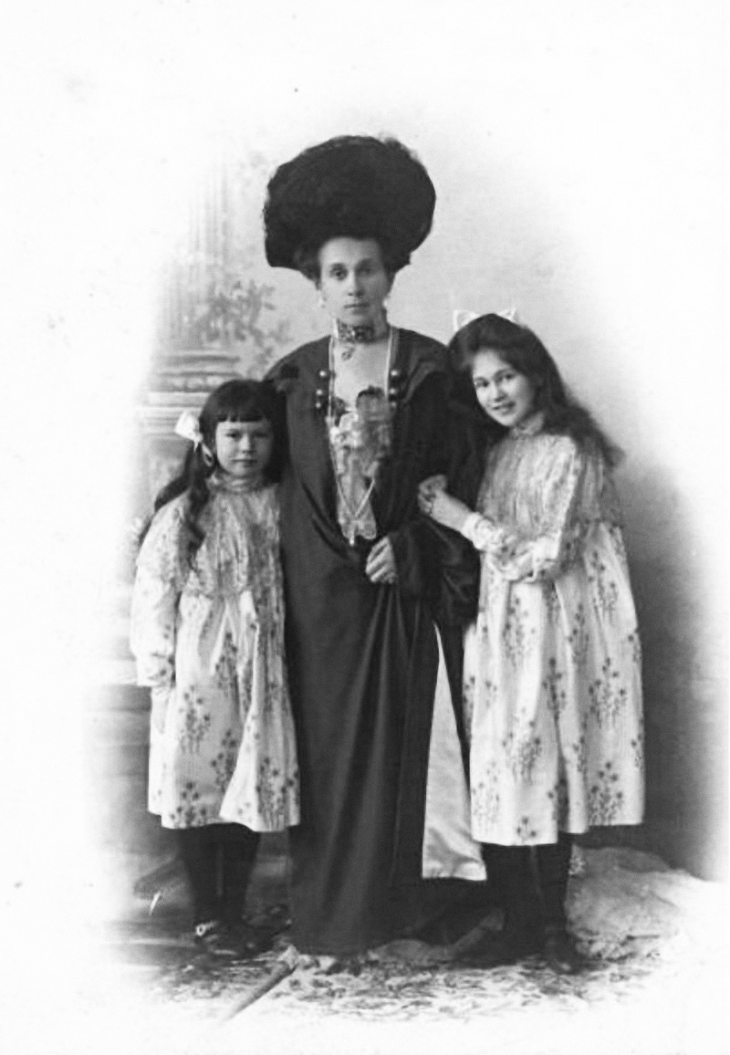 Зинаида Григорьевна с дочерьми Марией и Люлютой, 1903 год