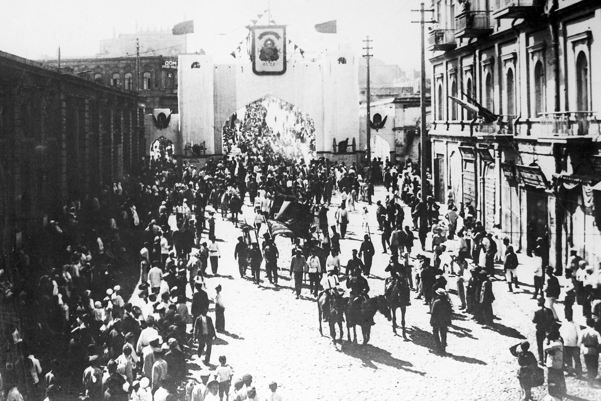 Демонстрация на улицах Баку в честь 1-го Съезда народов Востока, сентябрь 1920 года