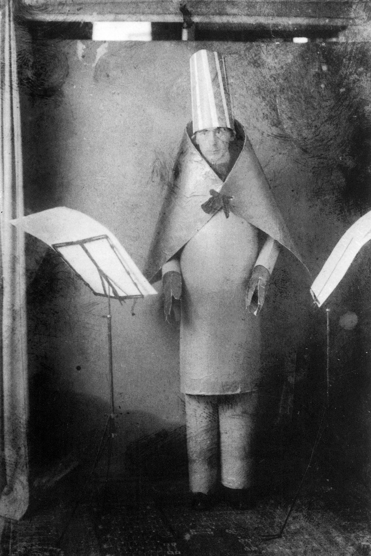 Хуго Балль в костюм в стиле кубизма, сшитый им самим и Марселем Янко, для чтения стихов в «Кабаре Вольтер», Цюрих, 23 июня 1916 года