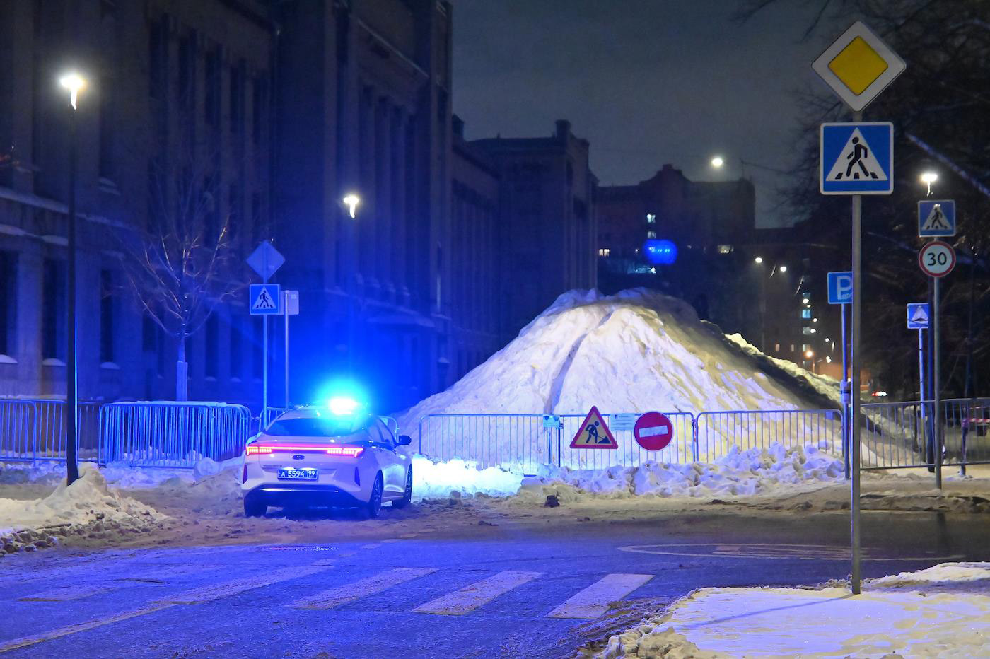 Автомобиль полиции у ограждения сугроба на Миусской площади