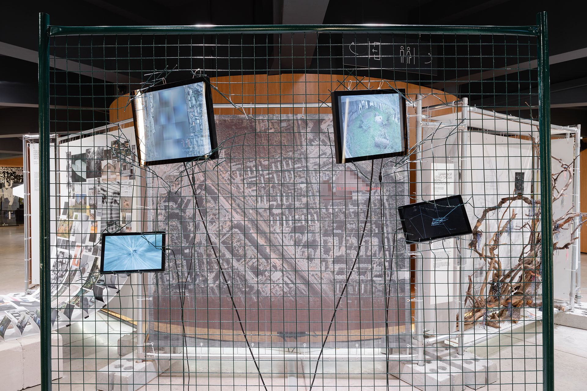 Экспозиция выставки«Город говорит»