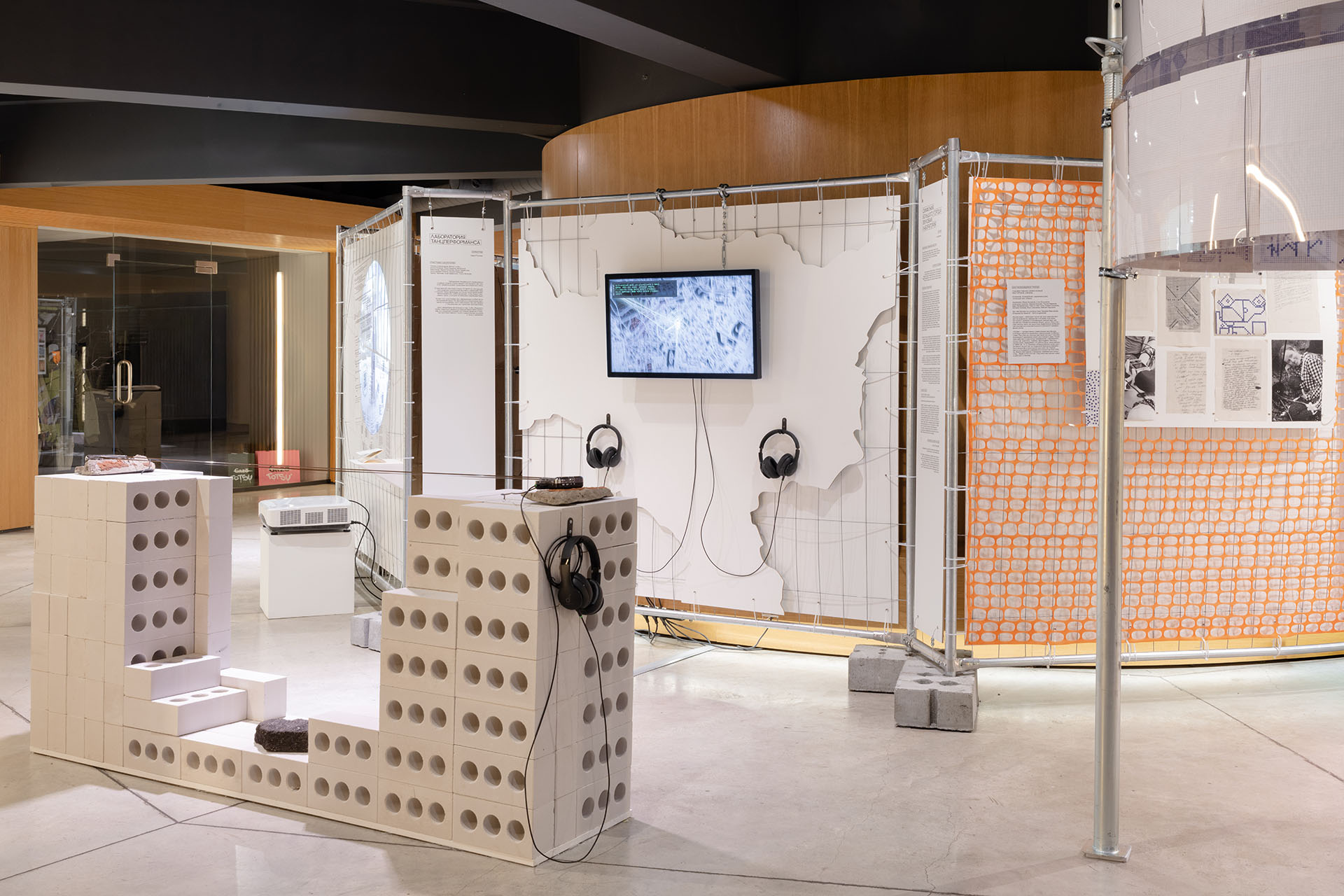 Экспозиция выставки«Город говорит»