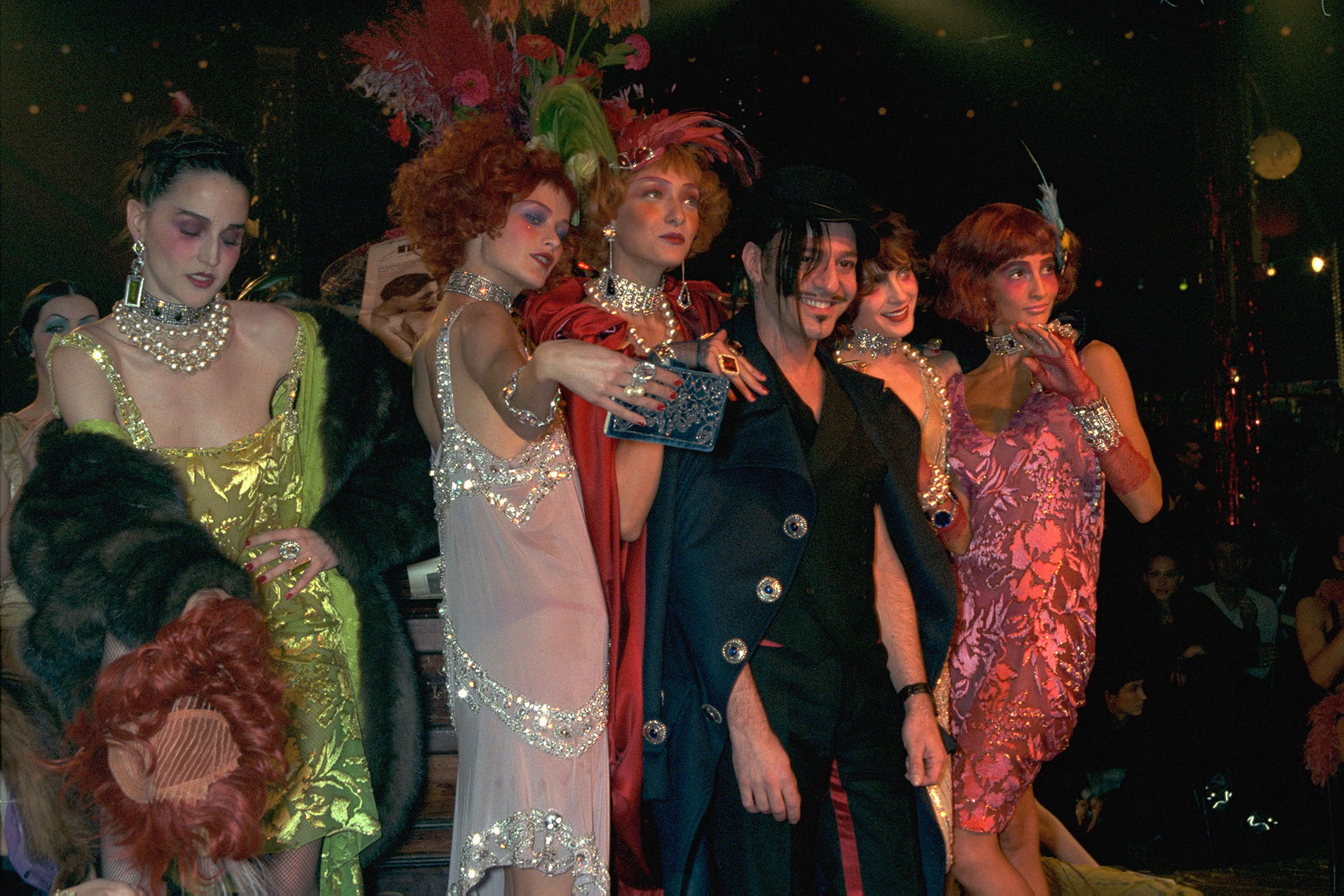 Гальяно с своими моделями после показа John Galliano Осень/Зима 98/99