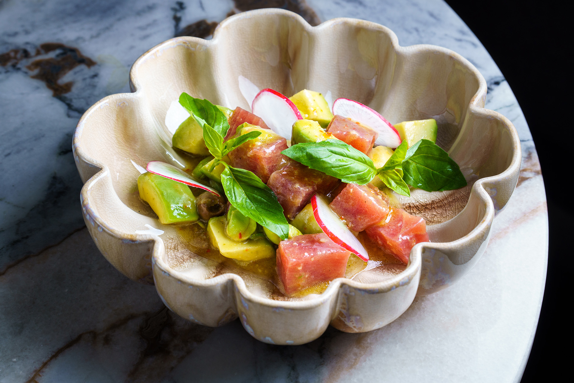 Авторский севиче из тунца с бобами и авокадо