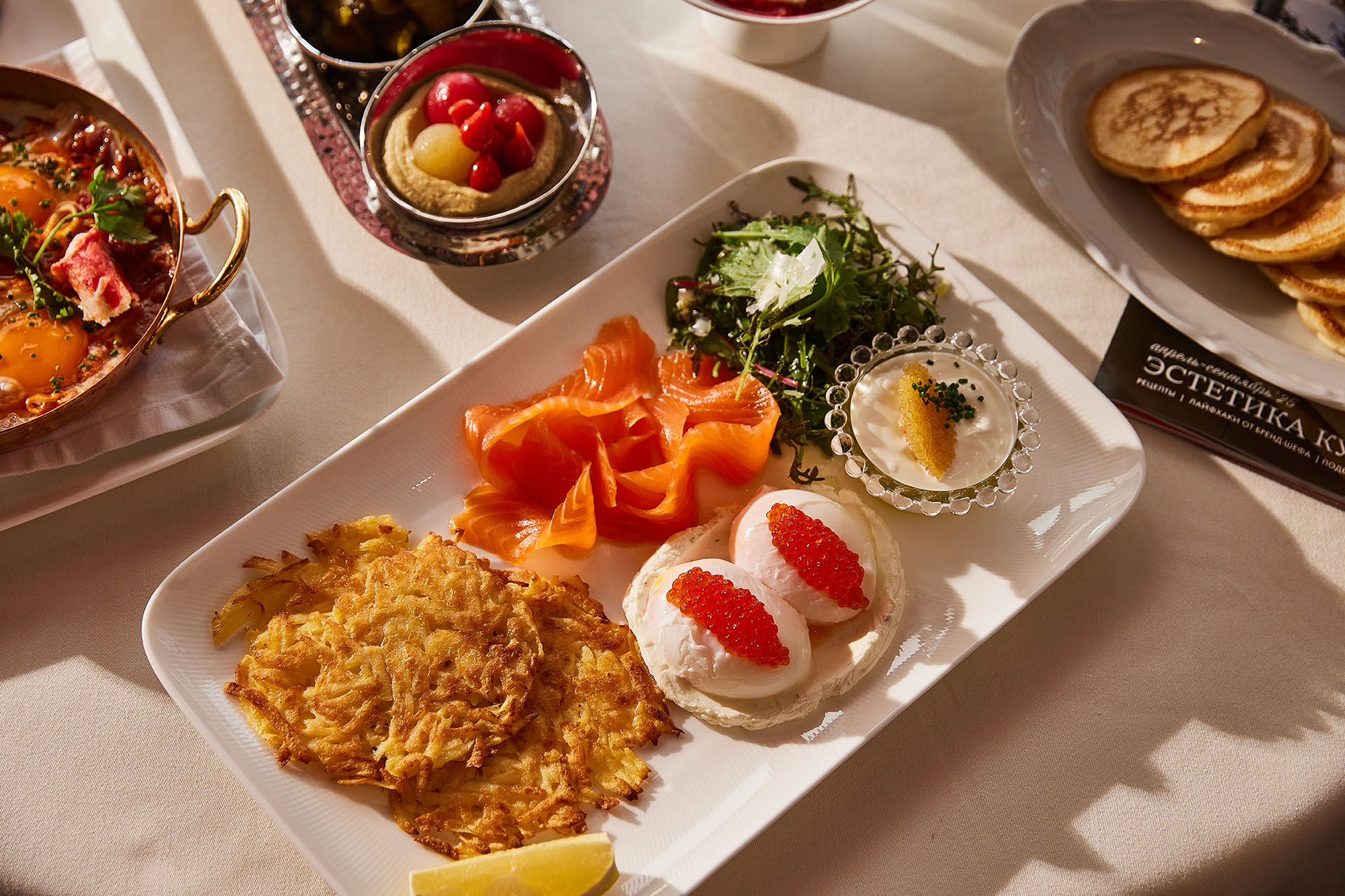 Драники с лососем, яйцами пашот, сетом икры, сметаной и зеленью