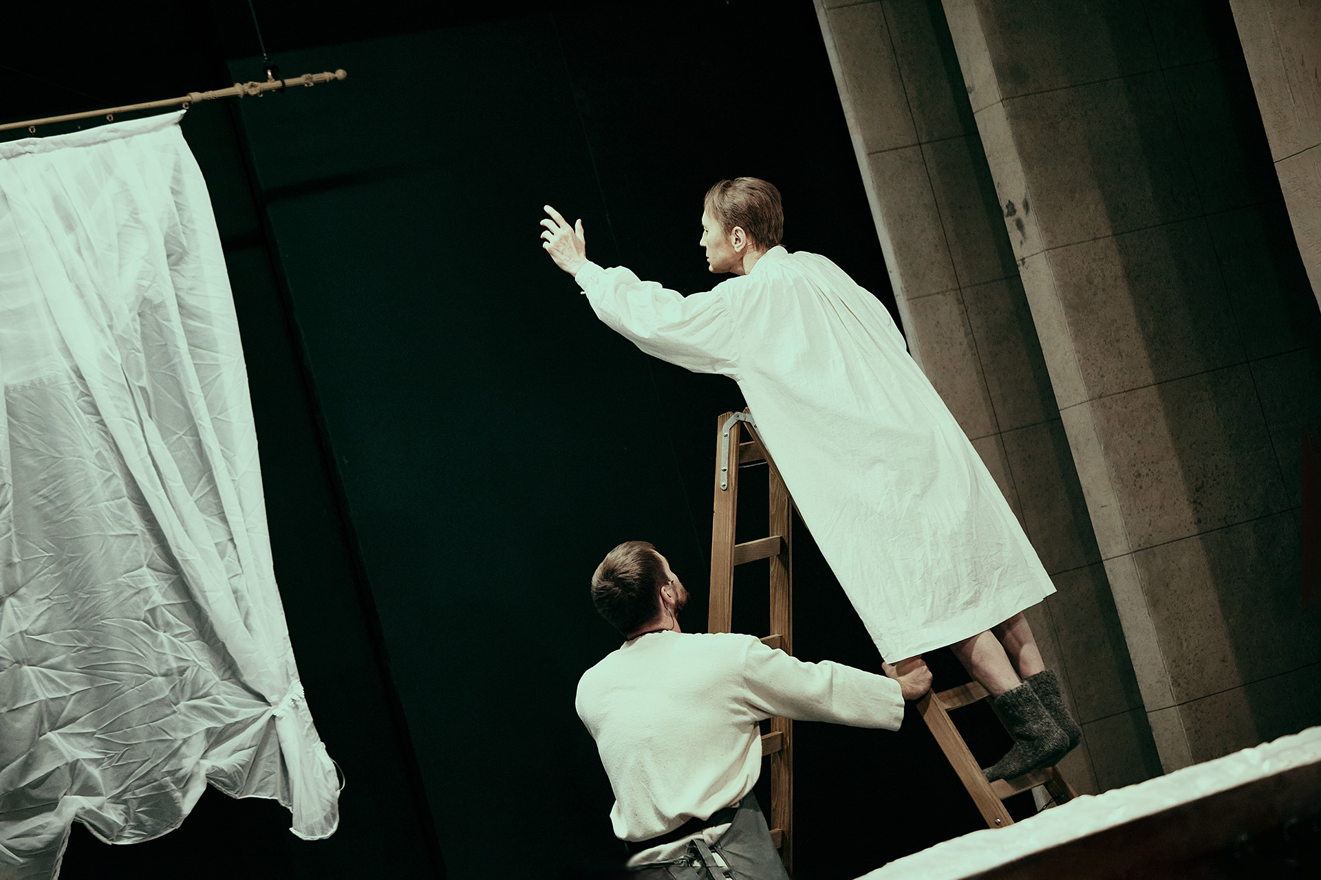 Сцена из спектакля «Обыкновенная смерть»