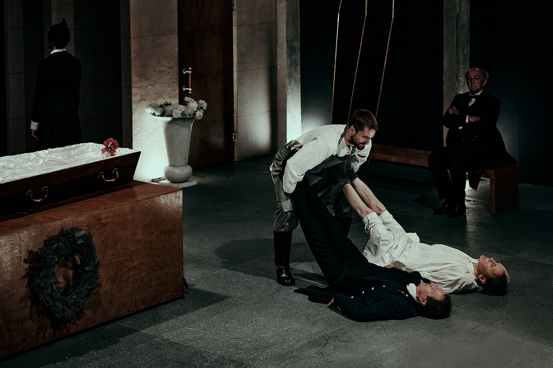 Сцена из спектакля «Обыкновенная смерть»