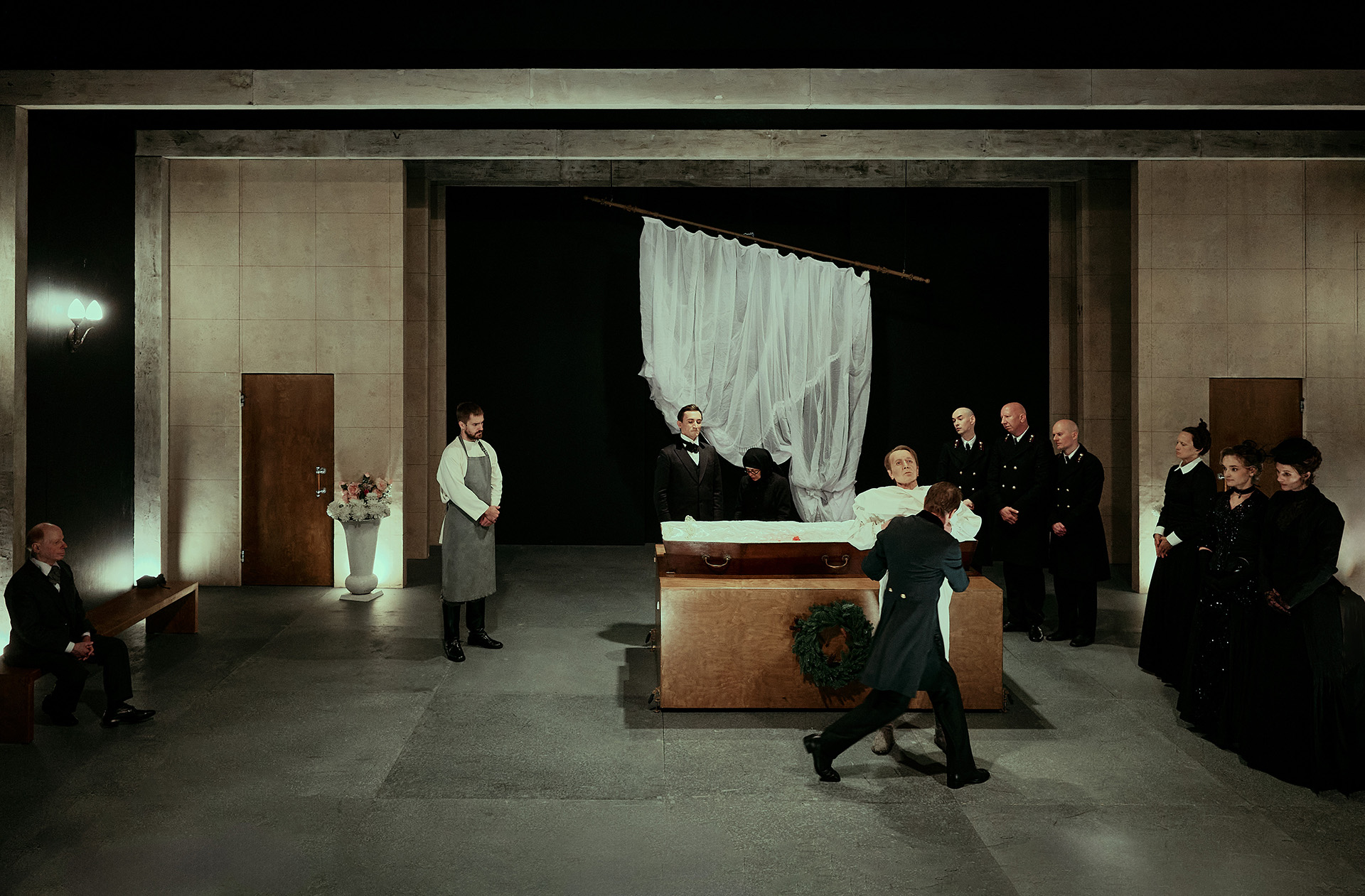 Сцена из спектакля «Обыкновенная смерть»