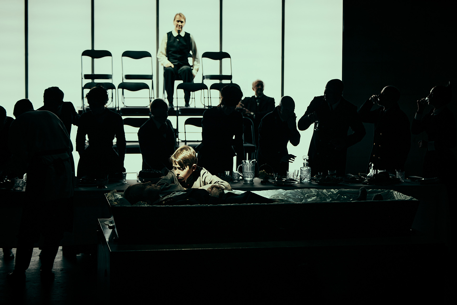 Сцена из спектакля «Обыкновенная смерть»