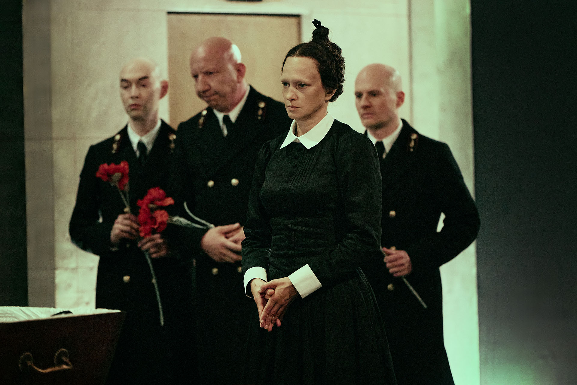 Сцена из спектакля «Обыкновенная смерть»