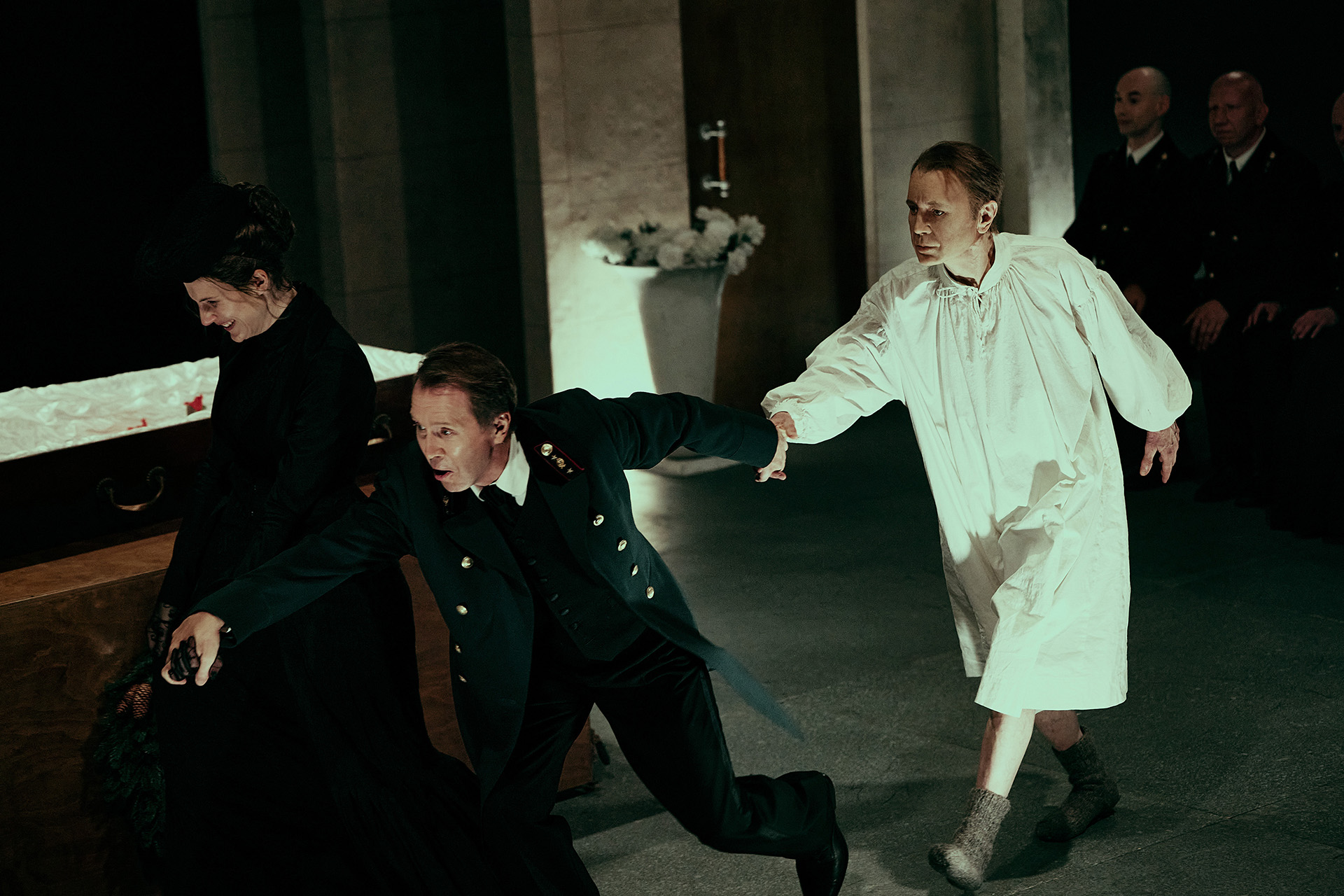 Сцена из спектакля «Обыкновенная смерть»