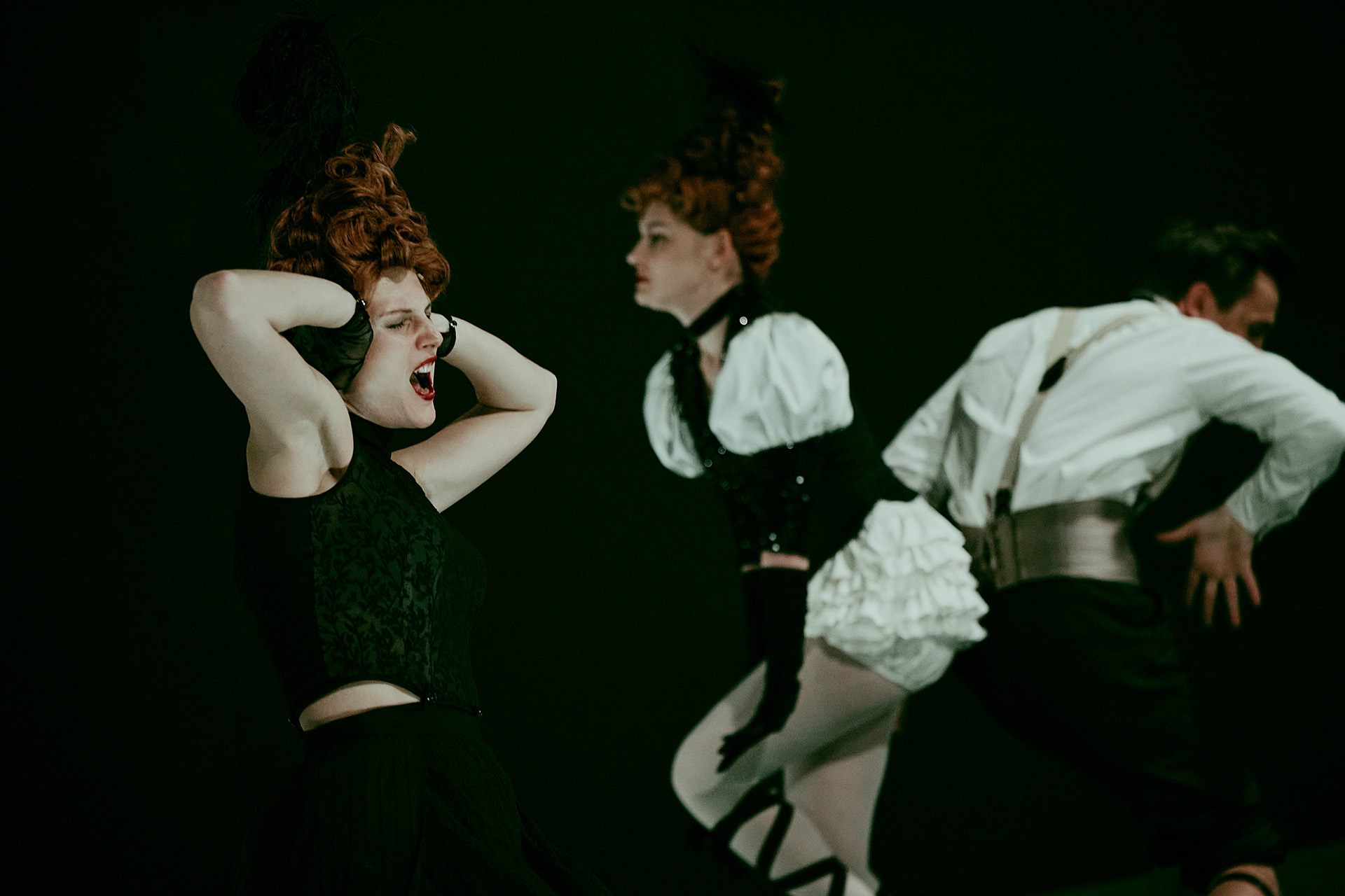 Сцена из спектакля «Обыкновенная смерть»