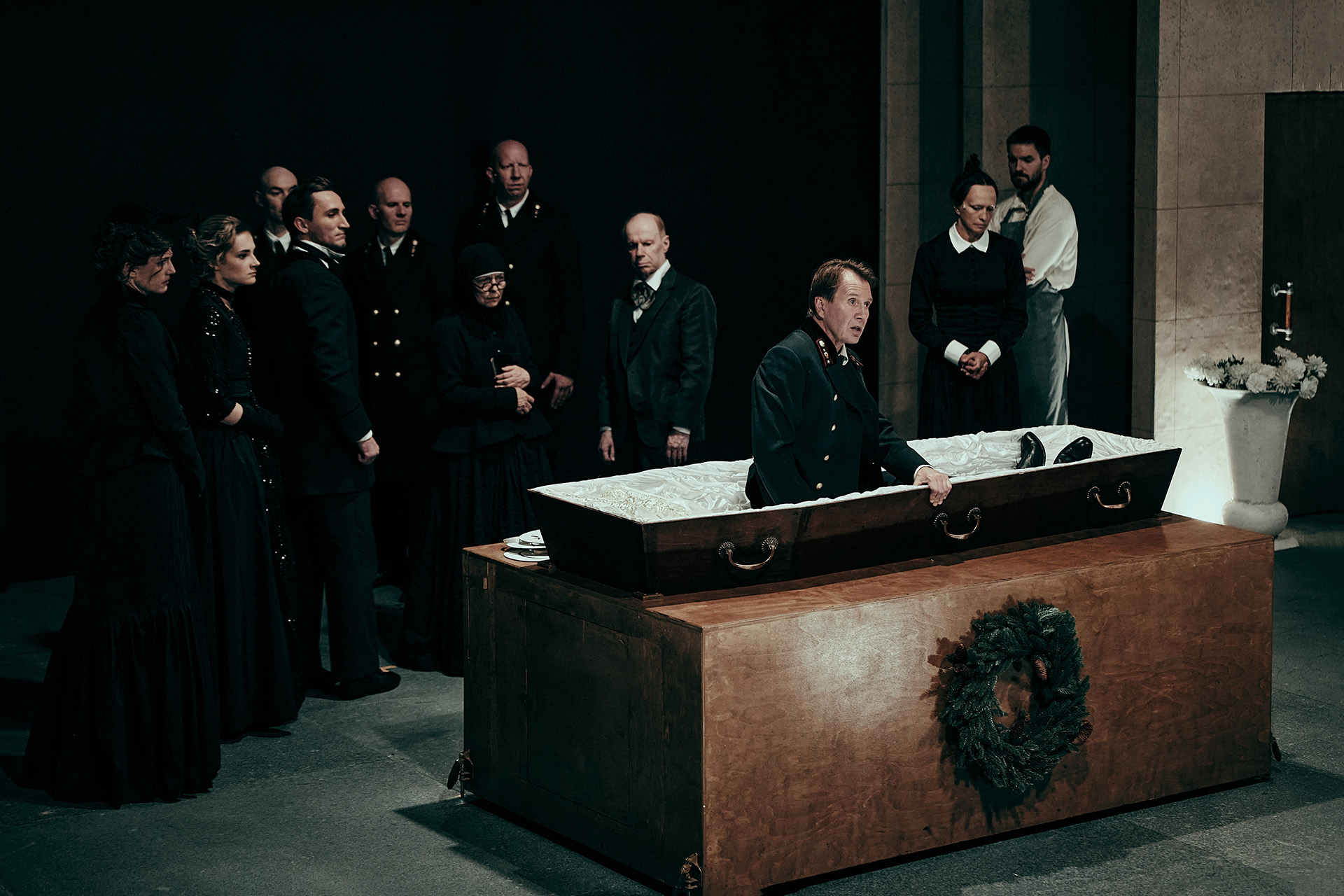 Сцена из спектакля «Обыкновенная смерть»