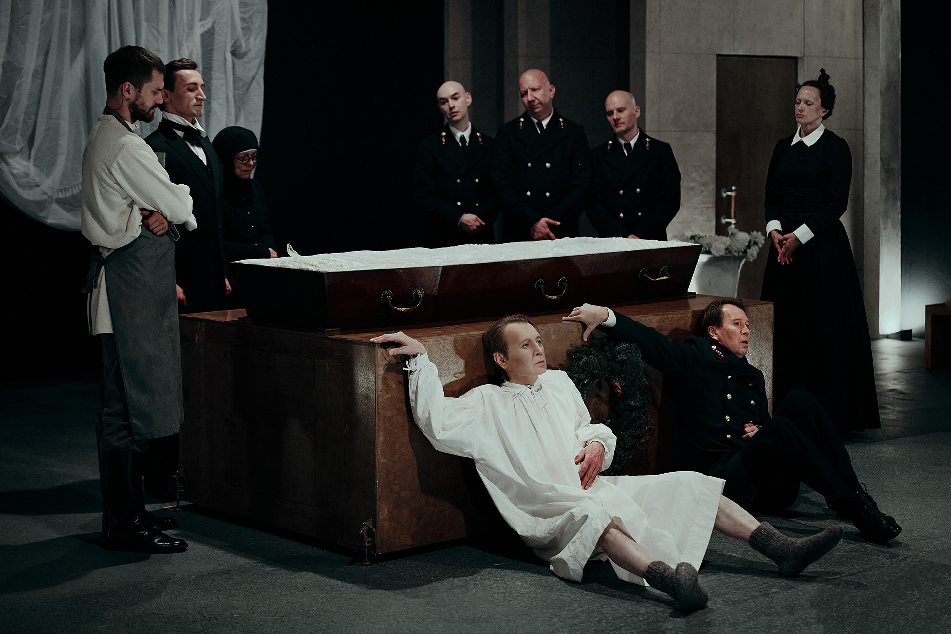 Сцена из спектакля «Обыкновенная смерть»