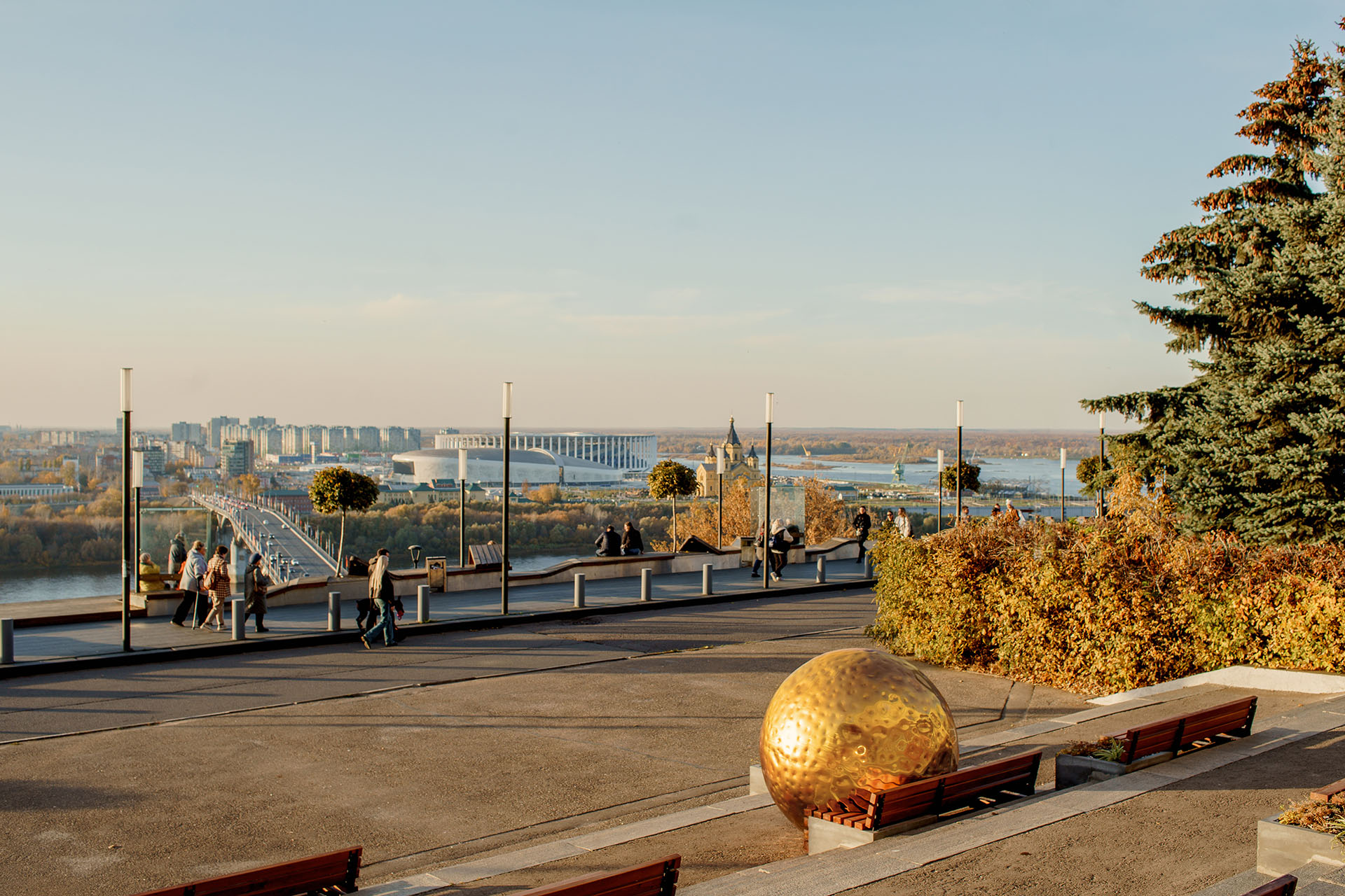 Гриша Шаров, объект «Солнце ждёт рассвета» перед отелем Azimut