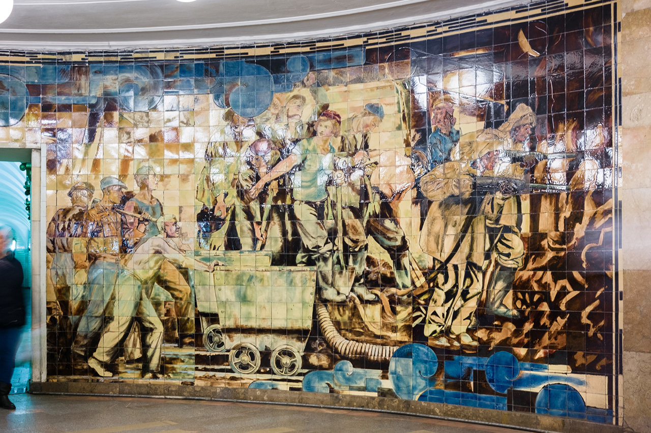 Майоликовое панно «Метростроевцы» в переходе станции метро «Комсомольская»