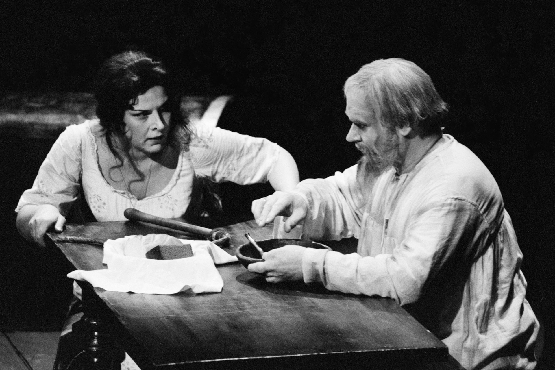 Сцена из оперы «Леди Макбет Мценского уезда» в Большом театре, в роли Катерины Измайловой – Людмила Сергиенко, в роли Бориса Измайлова – Борис Морозов