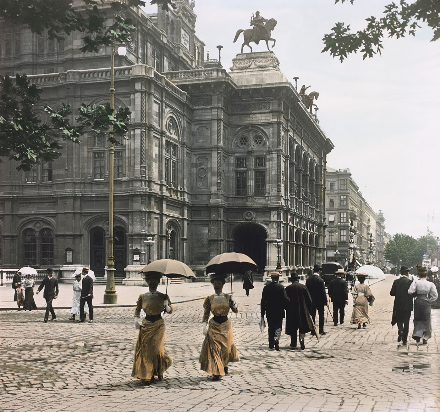Прохожие перед зданием Венской оперы, 1907 год
