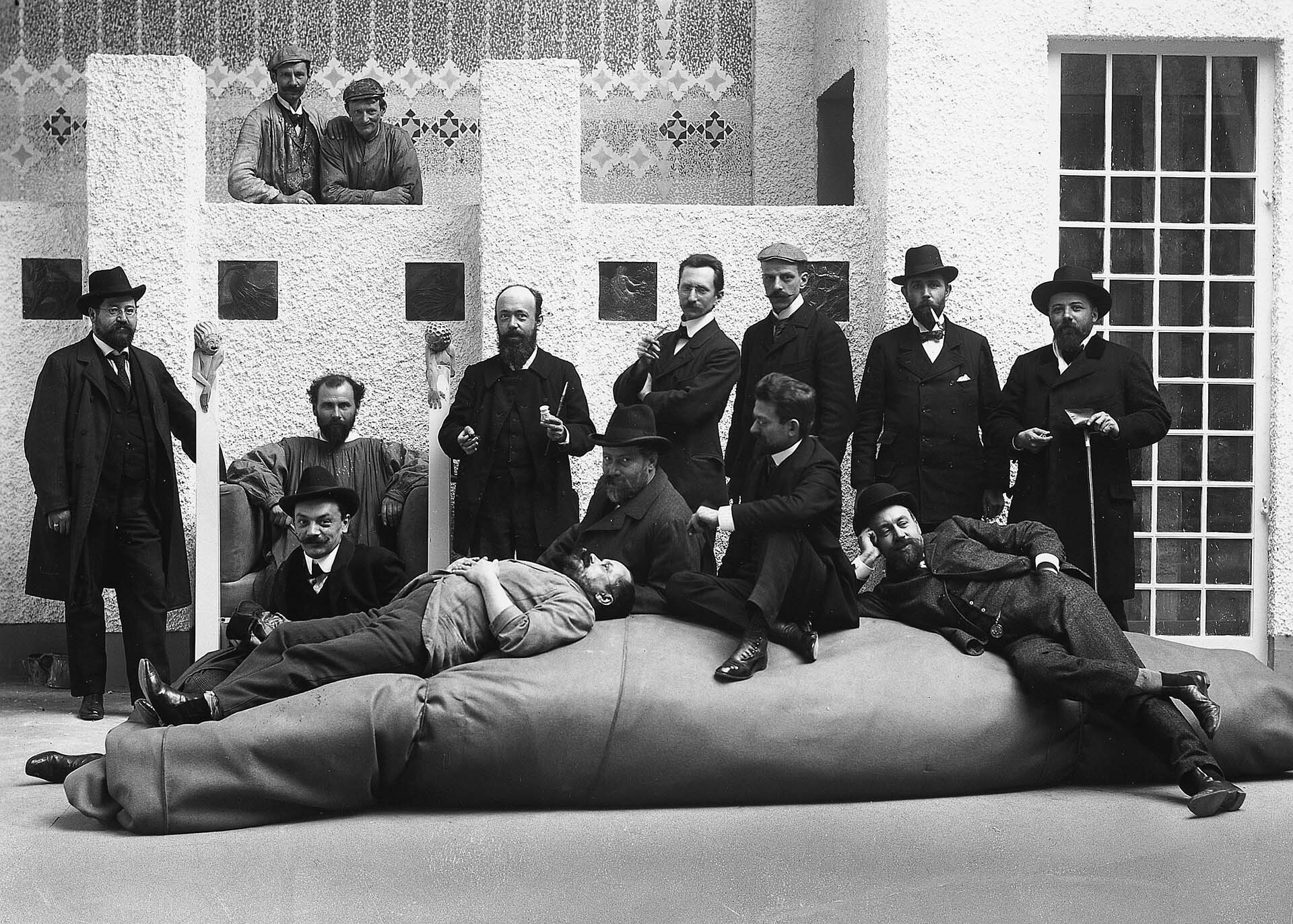 Групповой портрет венского «Сецессиона», фотограф Морис Наер. Густав Климт в переднике и Коло Мозер напротив, 1902 год