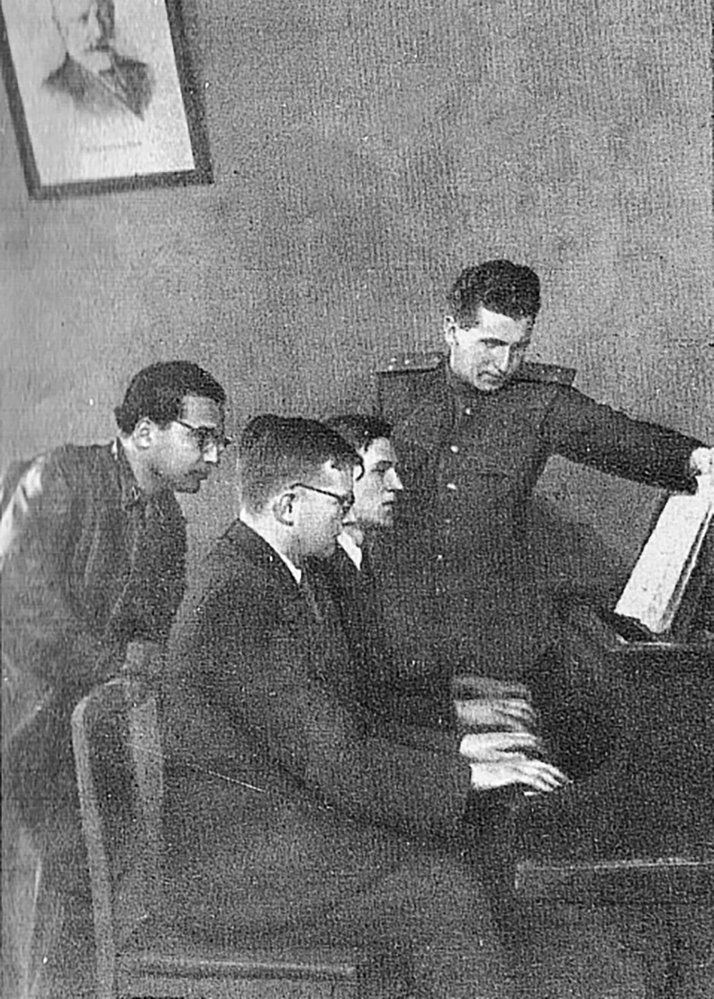 В классе Дмитрия Шостаковича, слева направо: Кара Караев, Дмитрий Шостакович, Герман Галынин, Евгений Макаров, 1946 год