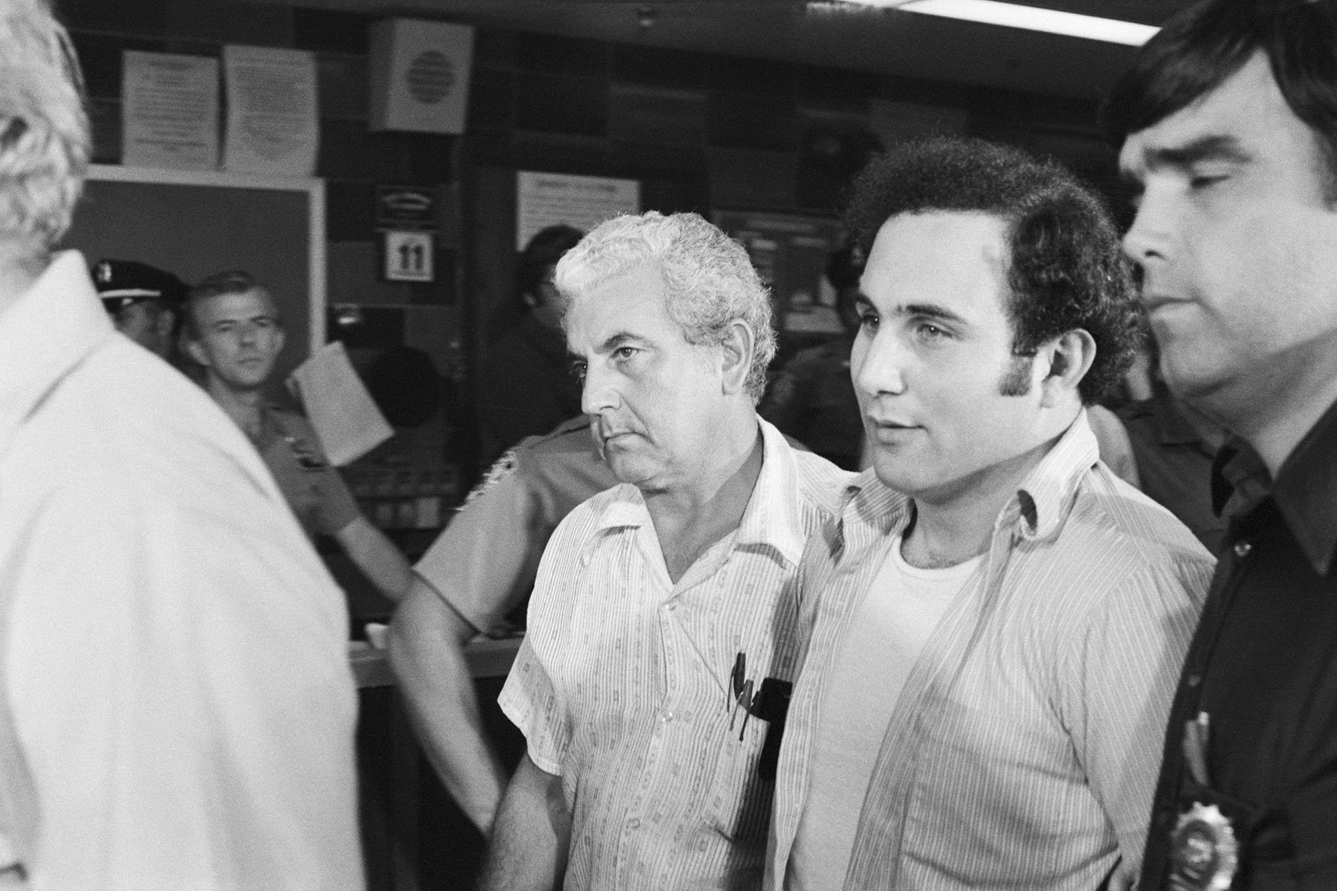 Дэвид Берковиц, 24-летний почтовый служащий, по пути в Бруклинский уголовный суд, 11 августа 1977 года