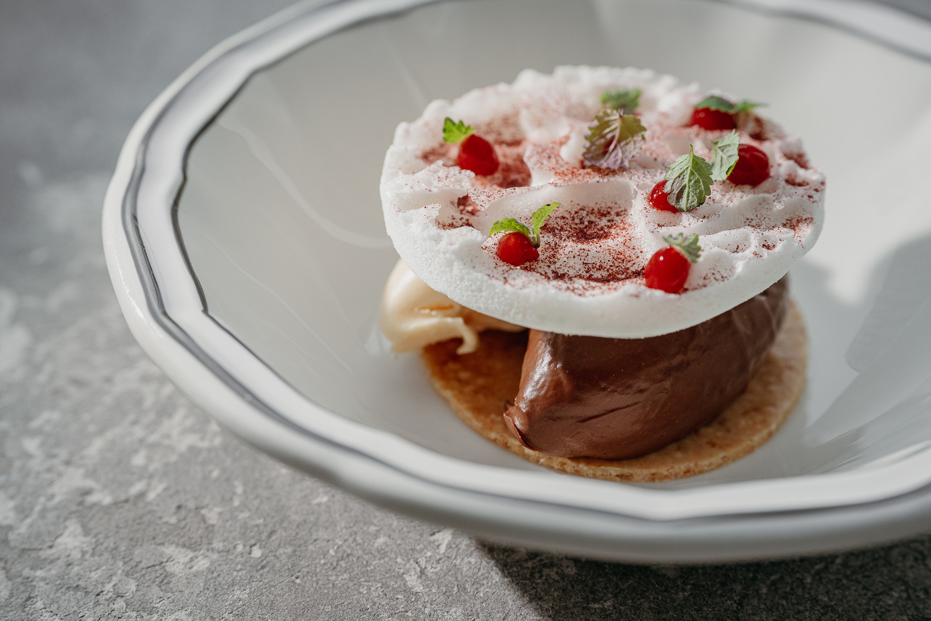 Кокосовое мороженое с шоколадом, жгучим перцем, пряностями и нутовым безе