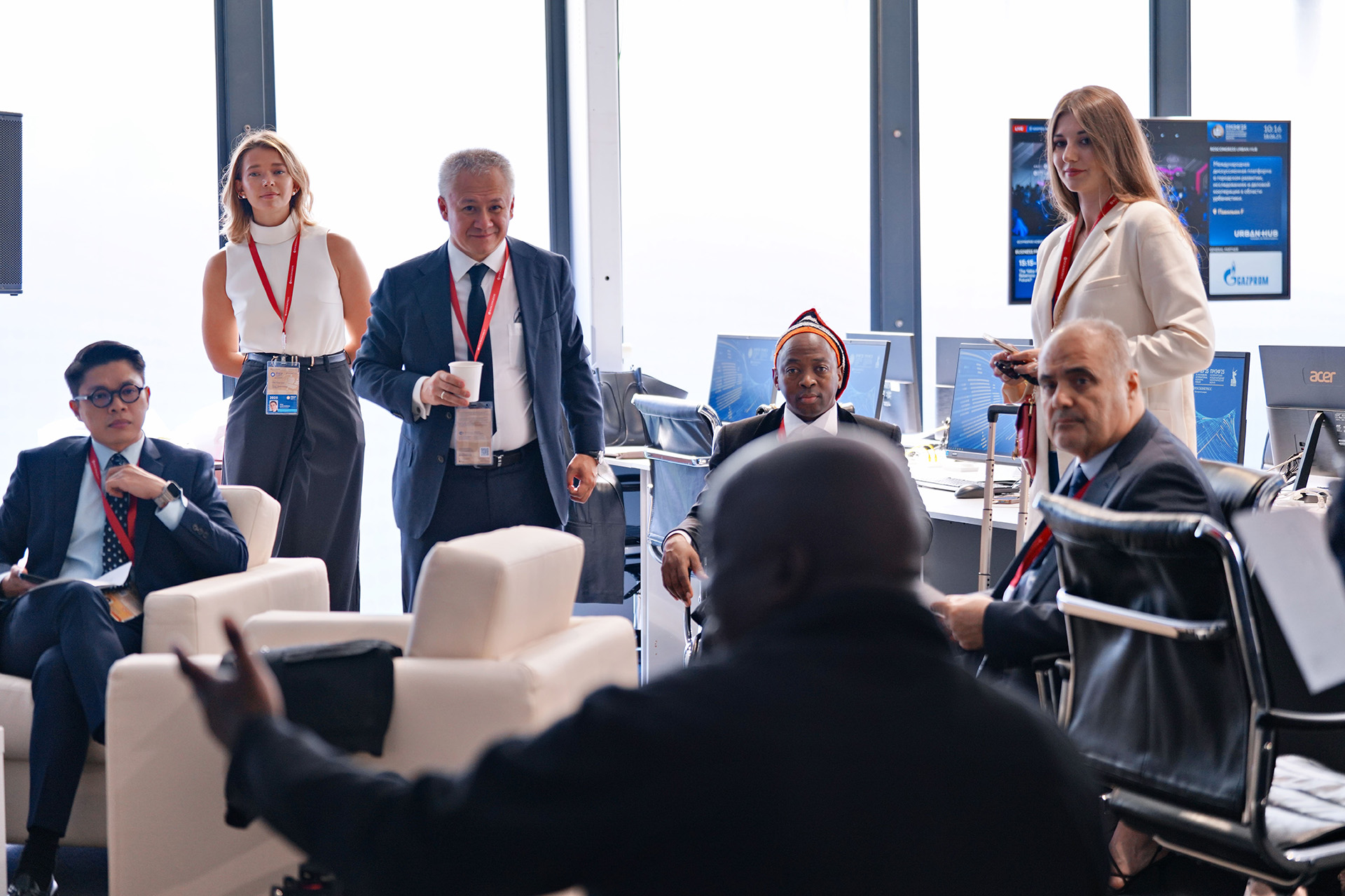 Андрей Баранников общается с иностранными журналистами, ПМЭФ, 2025 год