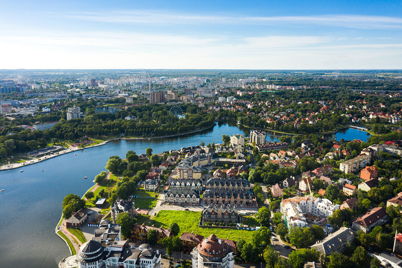 Вид с высоты птичьего полёта на Верхнее озеро в Калининграде