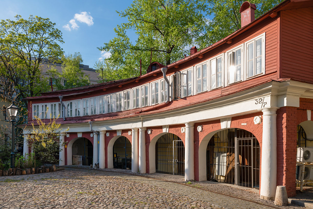 Конюшни бывшей усадьбы Охотниковых