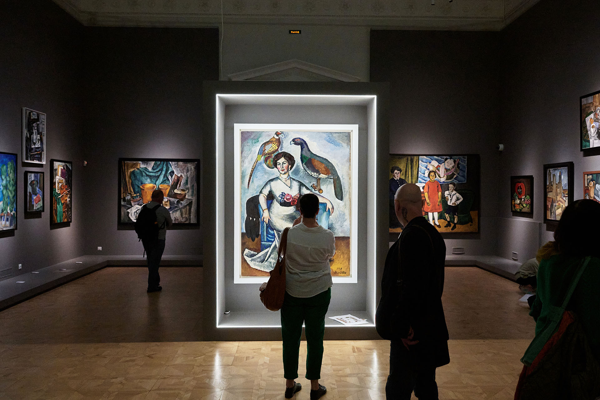 Подготовка к выставке «Наш авангард» в Русском музее в Санкт-Петербурге