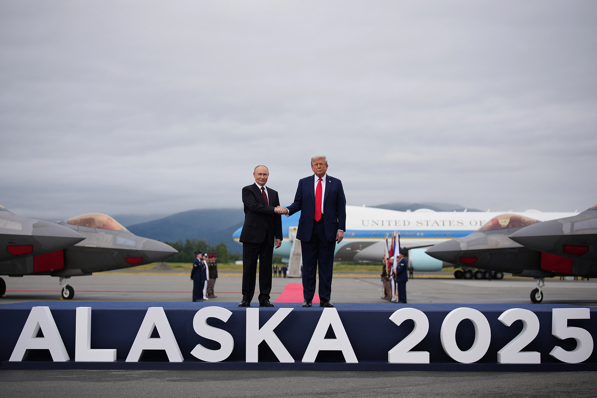 Владимир Путин и Дональд Трамп во время встречи на авиабазе США на Аляске, 15 августа 2025 года