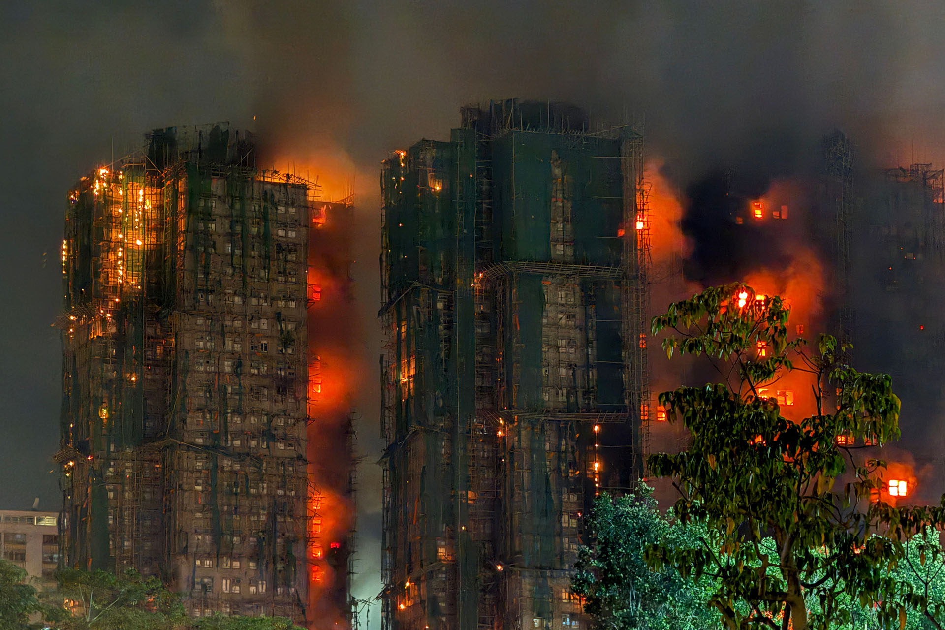 Пожар охватывает высотные жилые дома в Гонконге, 26 ноября 2025 года