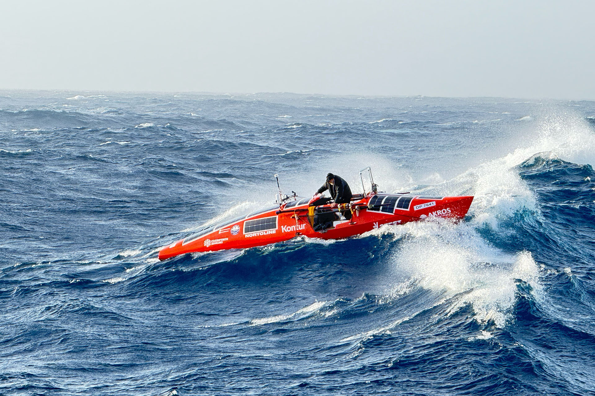 Фёдор Конюхов на весельной лодке «АКРОС» во время перехода через Южный океан