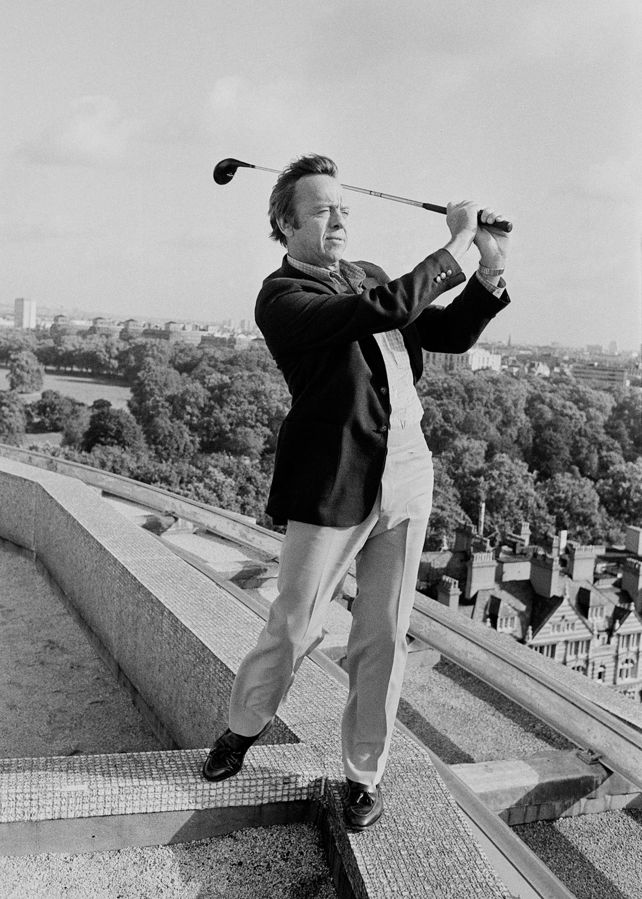 Алан Шепард играет в гольф<br>