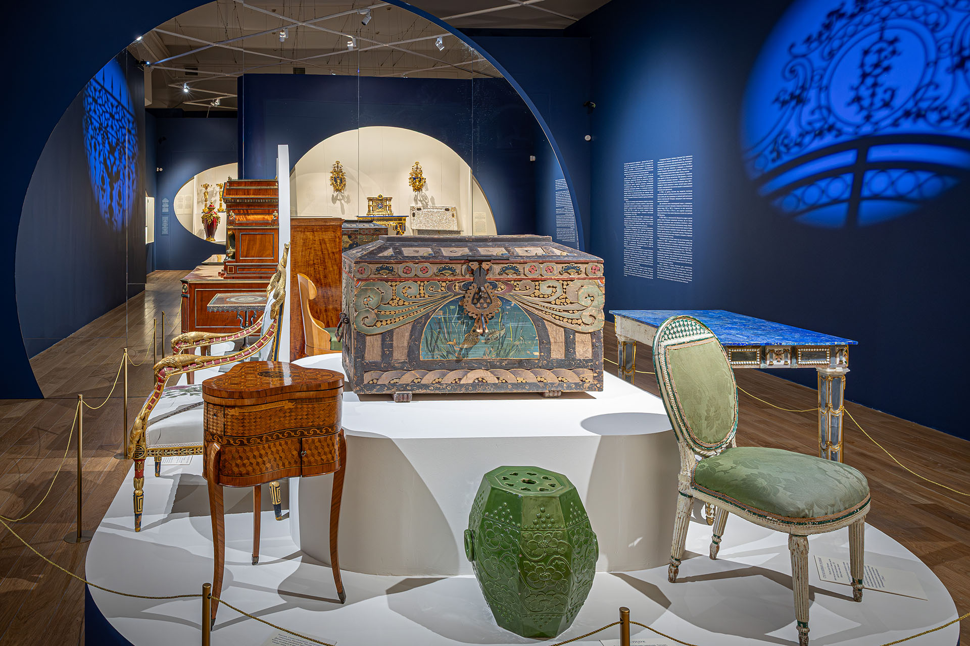 Экспозиция выставки «Сокровища императорских резиденций. Царское Село»