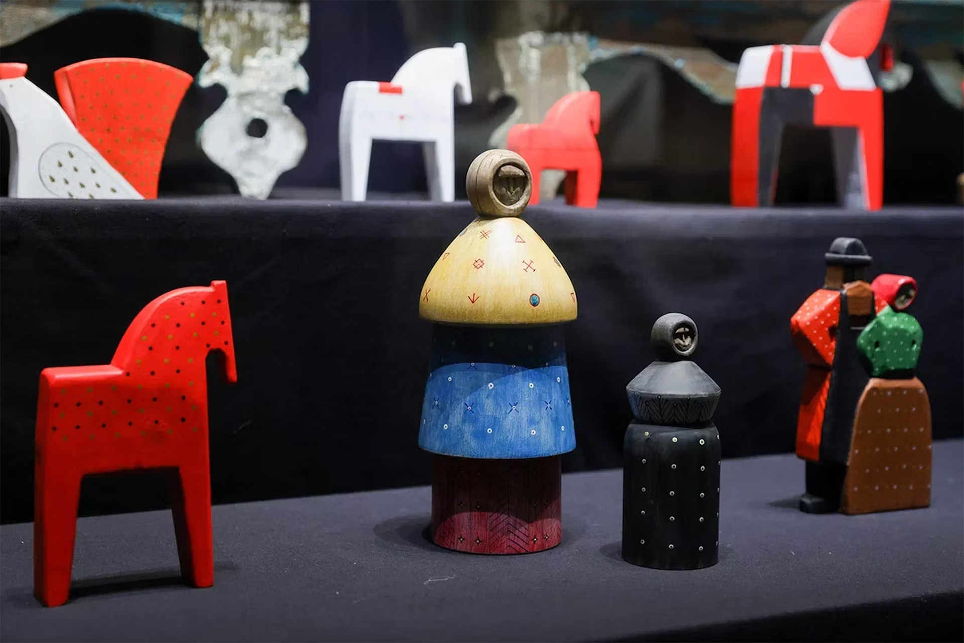 Экспозиция выставки «Русская игрушка: Символ. Образ. Традиция»