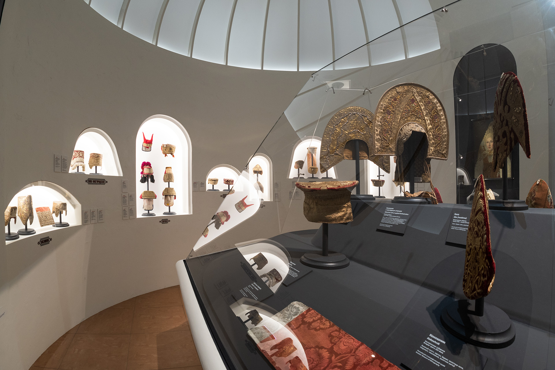 Экспозиция выставки «Великолепие русского костюма. Собрание Натальи Леонидовны Шабельской»