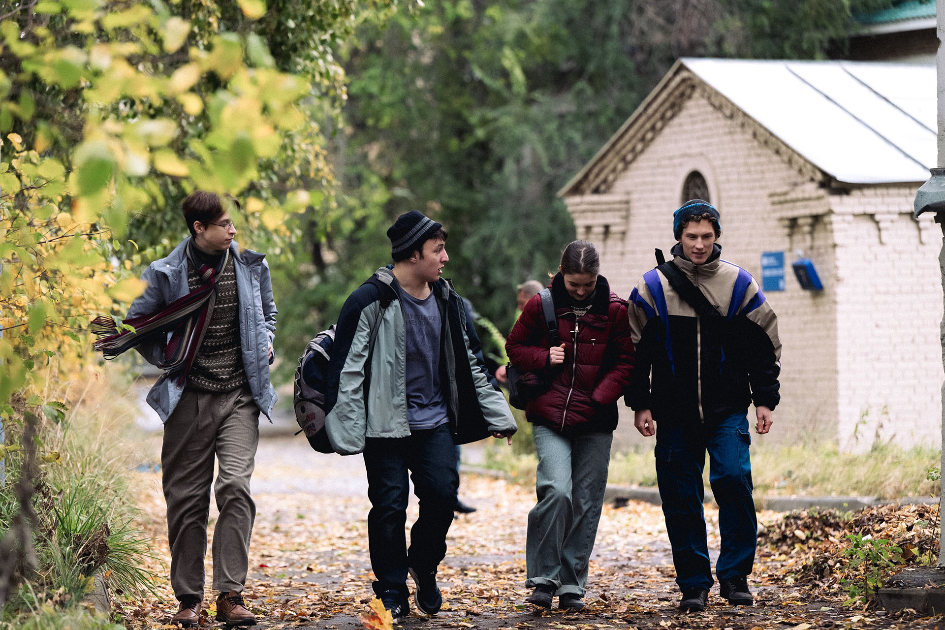 Григорий Столбов в роли Олега (крайний слева)