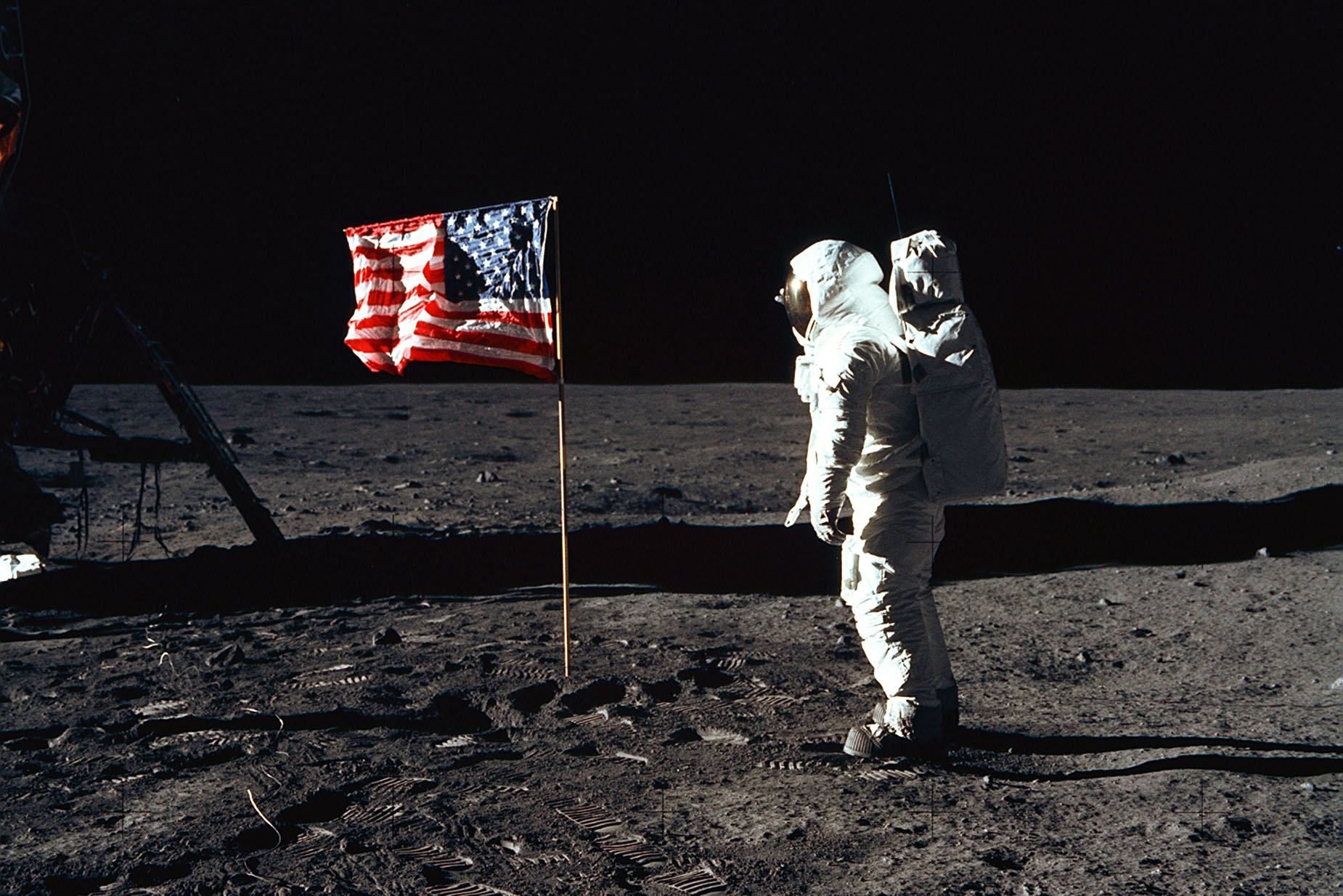 Эдвин «Базз» Олдрин-младший, пилот лунного модуля первой миссии по высадке на Луну, стоит рядом с флагом Соединенных Штатов Америки, установленном на Луне, 20 июля 1969 года